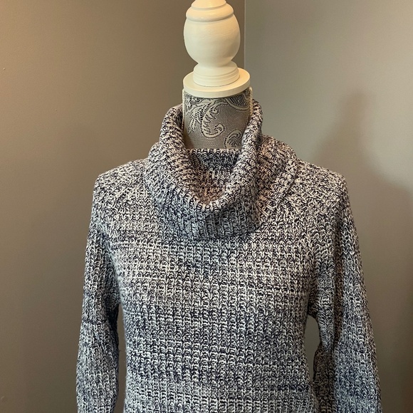 Derek Heart Sweater - Picture 4 of 9